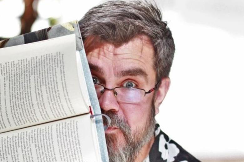 „Sotva jsem se naučil skládat písmena vedle sebe, zatoužil jsem být spisovatelem,“ říká o sobě zanícený knihkupec Oldřich Suchý, kterému právě vyšla kniha Legendy