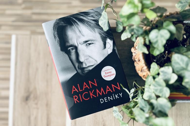 Vstupte do života jednoho z nejoblíbenějších herců dnešní doby. Alan Rickman vás ve svých denících vezme na dovolenou, ale i na natáčení Harryho Pottera