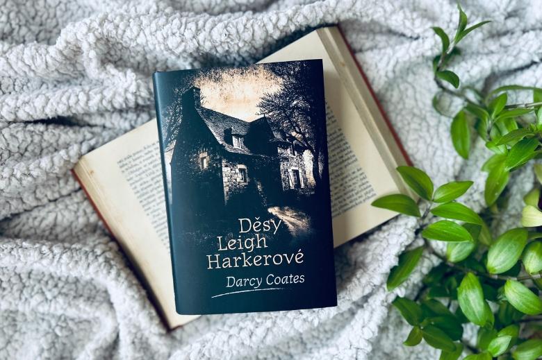 Horory od Darcy Coates nejsou procházkou růžovou zahradou, dům v novince Děsy Leigh Harkerové je plný strašlivých tajemství