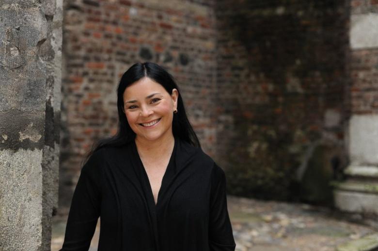 Diana Gabaldon svou drsnou fantasy sérií Cizinka stvořila podobný fenomén, jako byla ve své době Hra o trůny