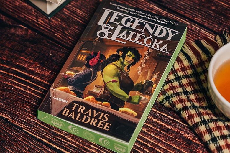 Fantasy fenomén s příchutí kávy a Pratchetta – Legendy a latéčka se staly naprostou senzací a otevřely svět fantasy i pro čtenáře jiných žánrů