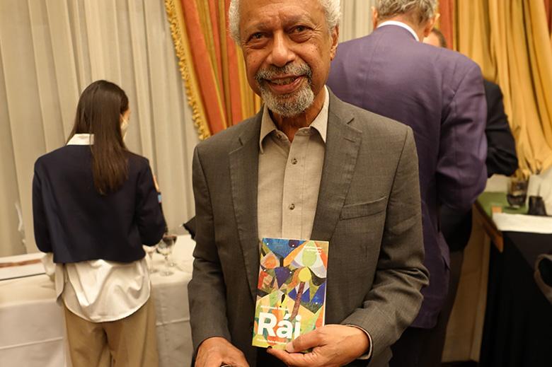 Ráj nobelisty Abdulrazaka Gurnaha: Román nominovaný na Man Bookerovu a Whitbreadovu cenu je velkolepou mozaikou mýtů, snů a tradic