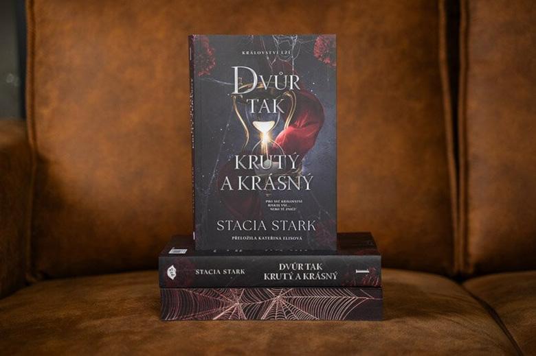 Na pulty knihkupectví míří nová kniha s krásnou ořízkou: Dvůr tak krutý a krásný – návykové fantasy, které se čte skoro samo