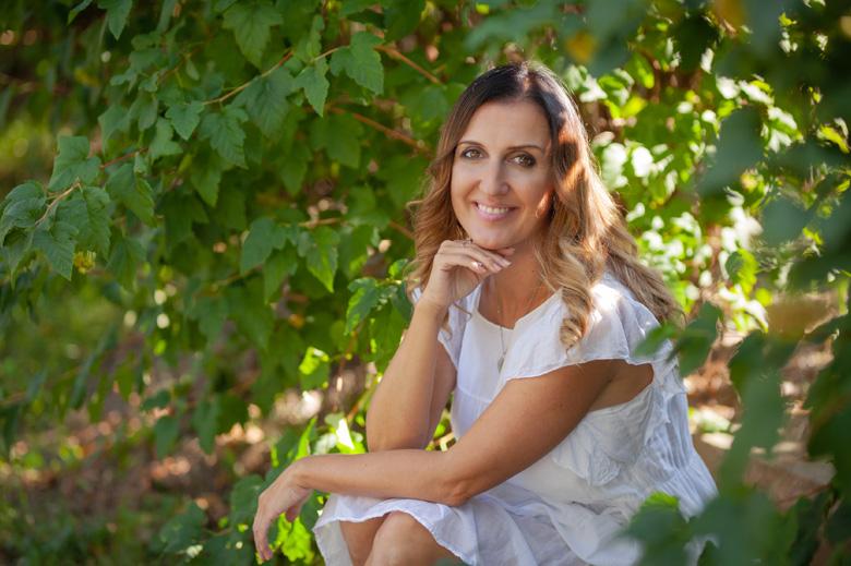„Knihy nás umí na chvíli zastavit. Být tady a teď, sami se sebou, v klidu. V tom jsou jedinečné,“ říká zpěvačka Radka Fišarová. Co právě čte a kdo by měl napsat její životní příběh?
