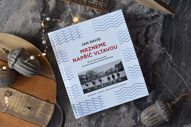 Víte, že otužování a zimní plavání má v Česku opravdu dlouhou tradici? Přečtěte si recenzi na knihu Mrzneme napříč Vltavou