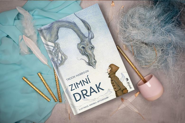 Nahlédněte dovnitř neobyčejné dětské knížky Zimní drak. Čeká vás dojemný příběh o lásce, soucitu a schopnosti překonat nedůvěru, vztek a strach
