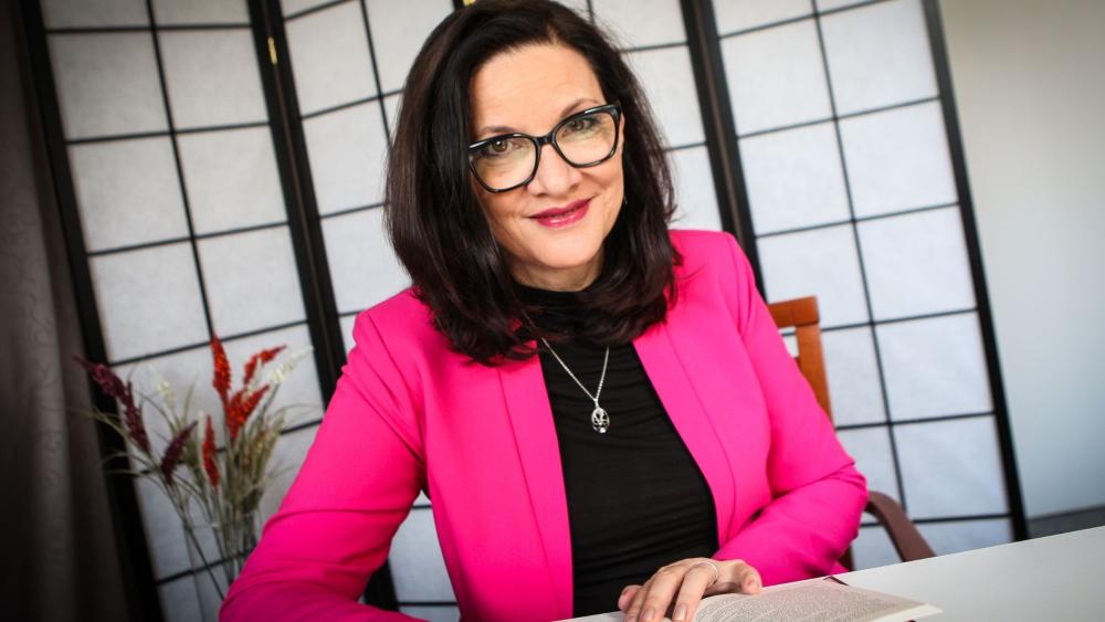 Paměť kraje jako literární osud: Eva Tvrdá a její návrat k Dědictví