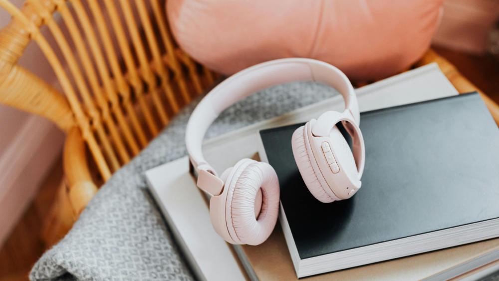 Podzim patří příběhům: tyhle říjnové audioknihy vás pohltí od první minuty