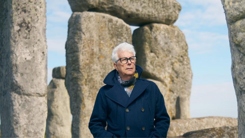 Ken Follett strávil roky studiem Stonehenge. Výsledkem je jeho nejambicióznější román