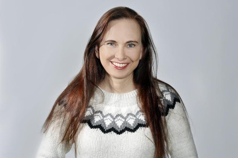 Humoru je v islandských detektivkách Yrsy Sigurdarđóttirové poskrovnu, stejně tak pitvání sadistických detailů